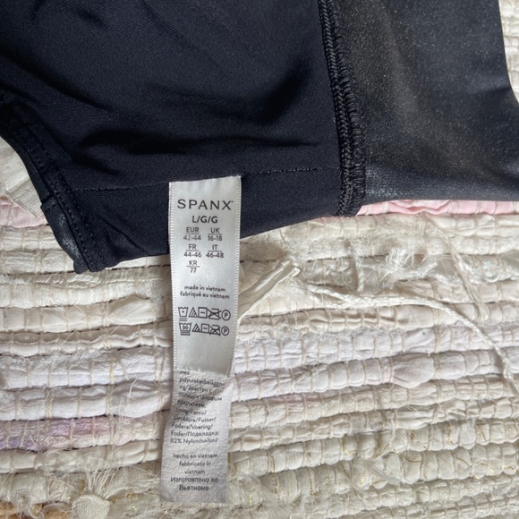 SPANX Black Faux Leather Sports Bra with Adjustable Straps Size Large - Picture 5 of 6